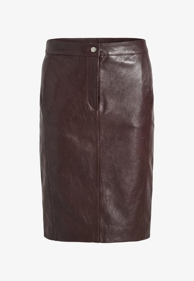 Tmavohnedá sukňa z umelého koženého materiálu so širokým pásom a zapínaním na predné gombíky, dĺžka po kolená s jemnou textúrou a švami na paneloch.