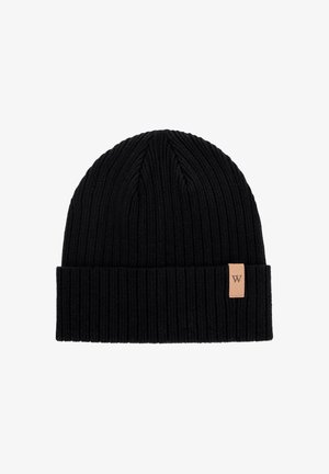 Berretto nero lavorato a maglia con una trama a coste. Presenta un risvolto piegato e una piccola etichetta rettangolare in pelle con una lettera "W" sul lato.