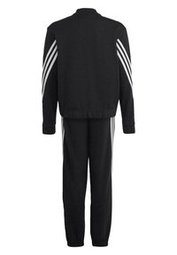 Completo sportivo nero composto da una giacca con zip e colletto alto, con tre strisce bianche su ciascun maniche, abbinato a pantaloni coordinati.