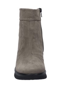 Graue Wildleder-Stiefelette mit einem Reißverschluss an der Seite, verziert mit Steppnähten und einer schwarzen Gummisohle. Glatte Textur und schlankes Design.