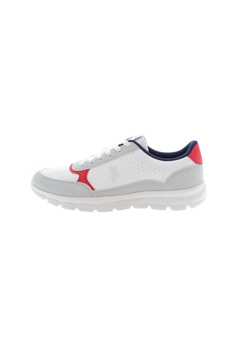 Sneaker bianco con accenti in suede grigio, elementi di design rossi e un colletto blu navy. Presenta dettagli perforati e una suola spessa bianca.