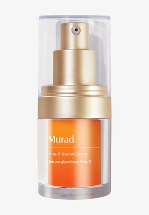 Murad Vita-C Glycolic Serum in einer klaren Pumpspenderflasche mit orangefarbenem Etikett und goldfarbenem Sprühverschluss.