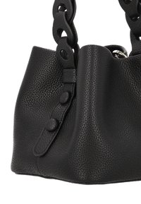 Schwarze Lederhandtasche mit strukturierter Oberfläche, ausgestattet mit einem einzigartigen Kettenhenkel und zwei dekorativen Knöpfen an der Seite, die eine weiche, strukturierte Form zeigt.