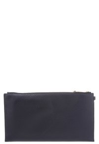 Marinblå läderclutch med en slät yta, rektangulär form, dragkedjestängning upptill och minimalistisk design. Accentuerad med guldfärgad hårdvara.