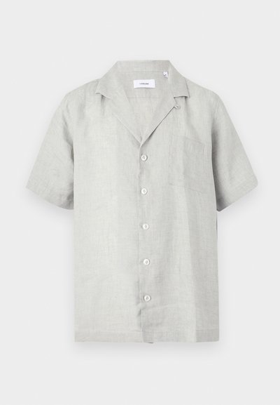 Ανοιχτό γκρι λινό πουκάμισο με κοντά μανίκια, γιακά τύπου camp, τσέπη στο μπροστινό μέρος στο ύψος του στήθους και λευκά κουμπιά στη μέση.