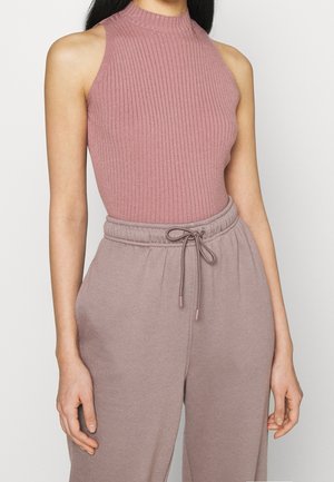 Body de canalé sin mangas en color malva emparejado con pantalones de chándal de corte holgado a juego, con cintura elástica y cordón.