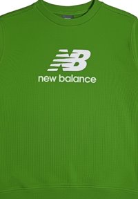 Maglione verde con texture a coste, caratterizzato da un grande logo bianco New Balance e testo sul petto.