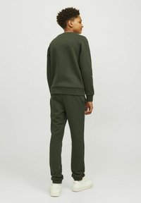 Jack & Jones Junior JJELOGO CREW - Mikina - kombu green
