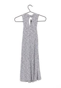 Grått ribbat klänning med detalj av nyckelhål bak, hängande på en svart galge. Tyget är mjukt med en svävande kjoldesign.