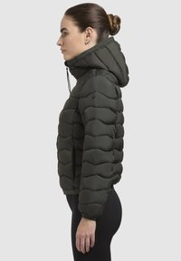 Padded jacket v tmavozelenej farbe so zipsovou kapucňou, s horizontálnymi prešívanými vzormi, elastickými manžetami a nastaviteľnou šnúrkou na dolnom okraji.