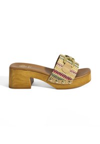 Holzabsatz-Mules mit einem tanfarbenen Grund. Das Obermaterial aus gewebtem Stoff zeigt ein mehrfarbiges Zickzack-Muster und eine dekorative Schnalle. Goldfarbene Akzente sind enthalten.