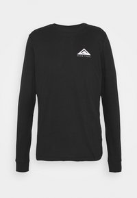 Černé tričko s dlouhým rukávem vyrobené z bavlny, s bílým logem Nike Trail v trojúhelníkovém designu na levé straně hrudi.