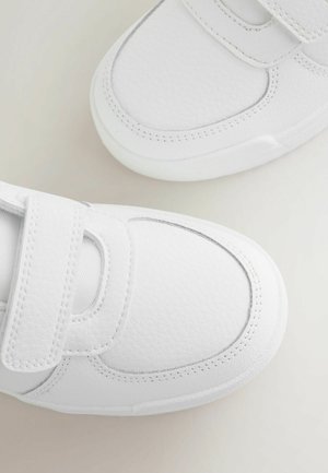 Hvide sneakers med en overdel af tekstureret syntetisk læder, der har to justerbare velcrolukninger og synlige sømdetaljer.