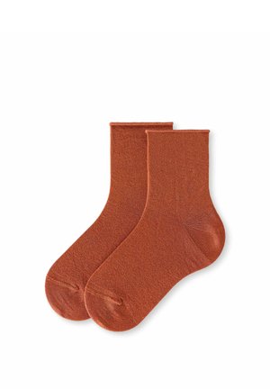 Paire de chaussettes couleur rouille, longueur cheville, avec une texture tricotée lisse, présentées à plat sur fond blanc.