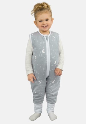 Grau gefütterter Schlafsack für Säuglinge mit weißen Mond- und Sternmustern, ausgestattet mit einem Frontreißverschluss und Bündchen. Weicher Stoff und ärmelloses Design für optimalen Komfort.