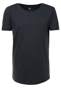 T-shirt uni gris foncé à manches courtes et col rond avec une petite étiquette à l’intérieur du col marquée "Lee M".