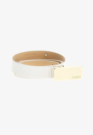 Witte leren riem opgerold met een gouden rechthoekige gesp gegraveerd met "GUESS" en maatgegevens aan de binnenkant van de band.