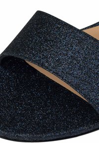 Schwarze Glitzer-Slidesandale mit einem breiten, strukturierten Riemen und offenem Zehendesign. Verfügt über ein glattes Innenfutter und eine flache Sohle für Komfort.