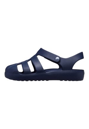 Marineblauwe sandaal met gesloten teen en meerdere riemen en een verstelbare hielriem met een ronde logoknop.
