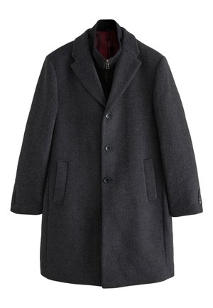 Cappotto in lana grigio scuro con colletto a lancia, chiusura frontale con bottoni e tasche laterali, caratterizzato da una texture liscia e polsini con bottoni.