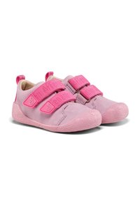 Zapatos infantiles rosas hechos de tela suave con suelas de goma, que presentan dos correas ajustables de velcro y detalles texturizados en la suela.