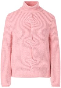 Rosa gestrickter Pullover mit einem Rollkragen, der ein strukturiertes Rippmuster und ein wellenförmiges Design auf der Vorderseite aufweist.