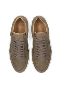 Zapatillas de ante marrón con acentos texturizados, cordones planos y suelas de goma blanca. Presenta un logo estampado en la plantilla interior.