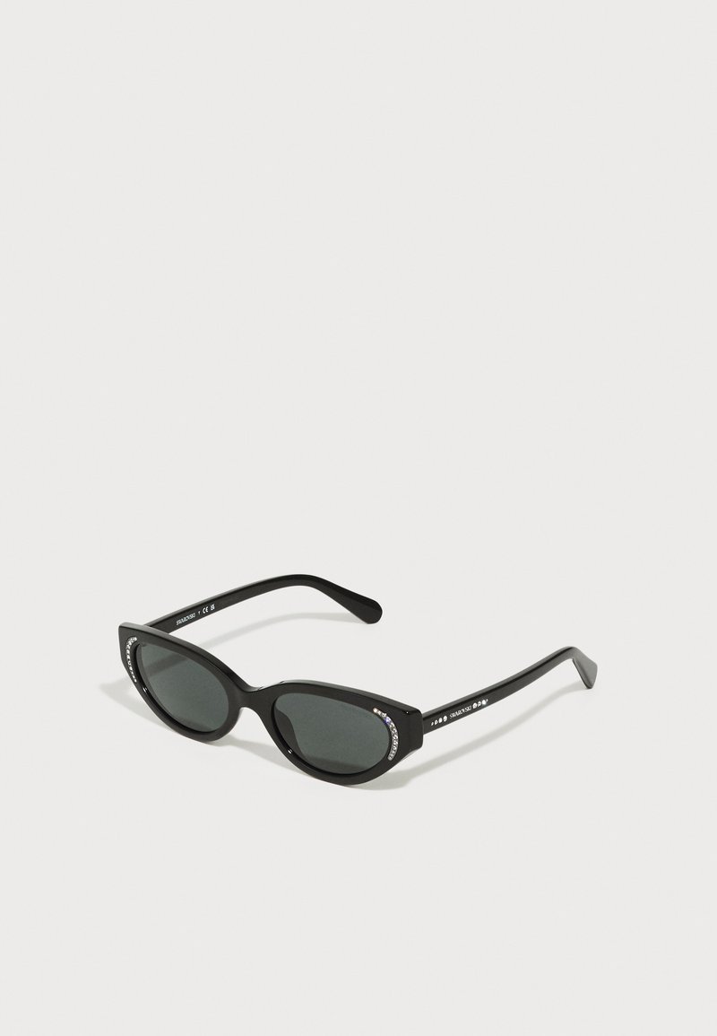 Melnas kaķa acs saulesbrilles ar tumšiem lēcām, kurām augšējā mala rotāta ar sudraba toņu akcents. Elegants, glancēts plastmasas rāmis.