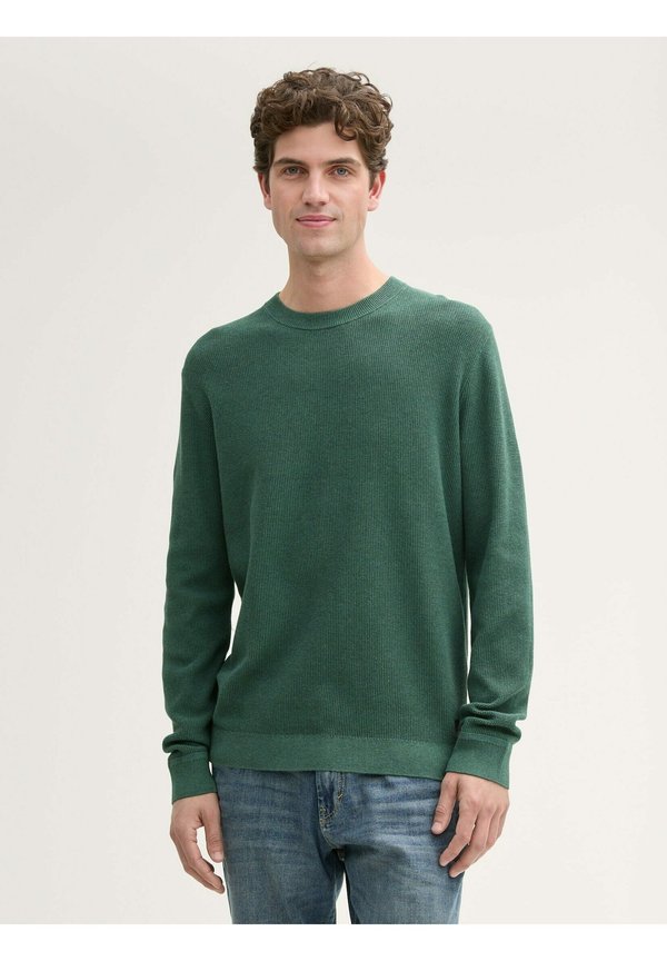 STRUKTURIERTER RUNDHALS - Strickpullover