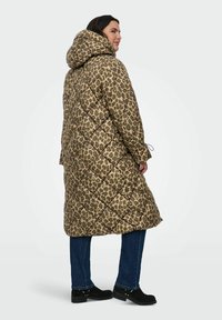 Podložena dolga jakna s kapuco v vzorcu leoparda, ki ima bež in rjave odtenke, diagonale šive in detajle z vrvico.
