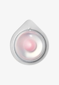 Klar, dråbeformet beholder med gennemsigtigt låg, der indeholder en lyserød kugle. Reflekterende sølvkant fokuserer lyset. Glat, blank overflade.