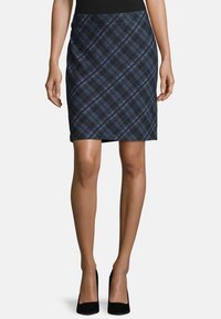 Mörkblå rutigt blyertkjol med en slät textur, knälång design och ett figurnära midja, tillsammans med svarta högklackade skor.