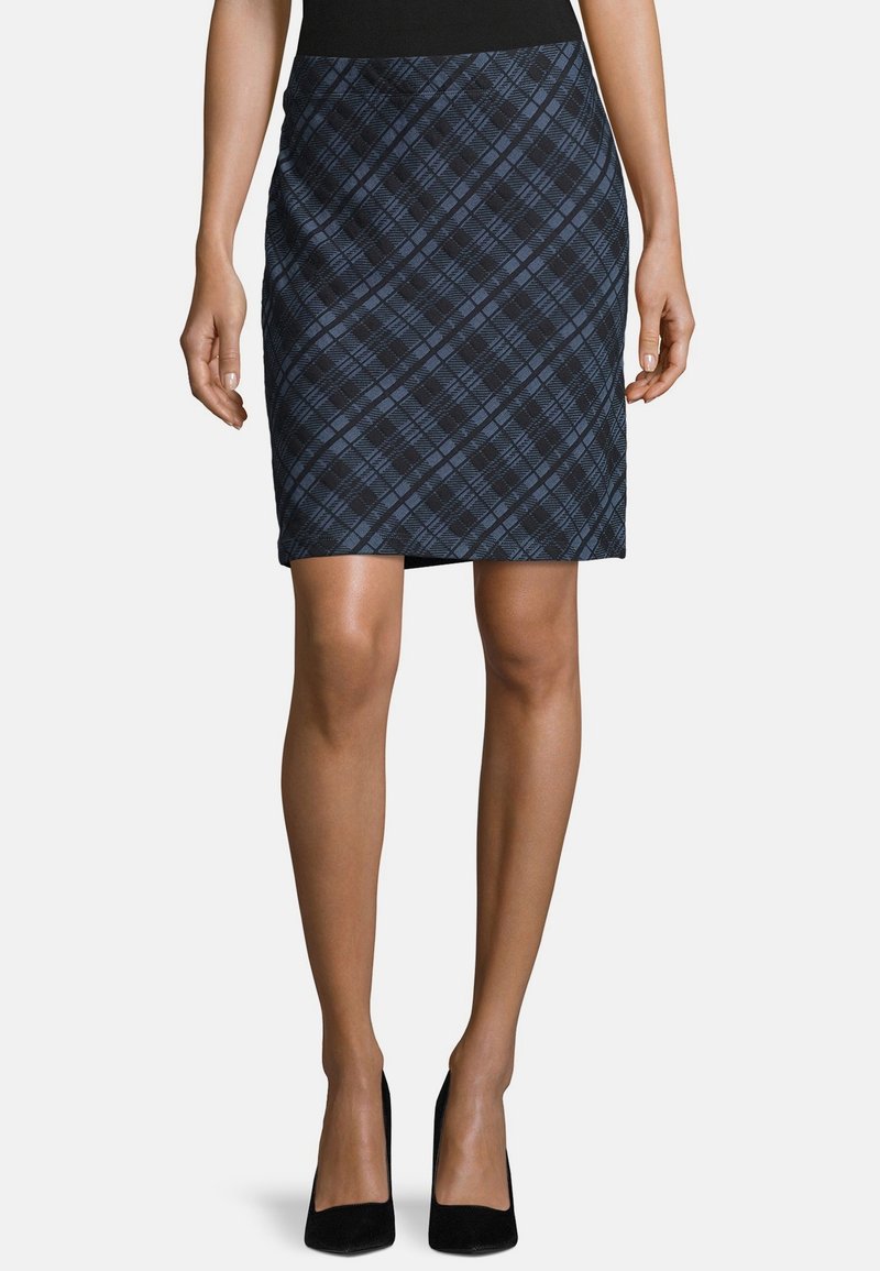 Mörkblå rutigt blyertkjol med en slät textur, knälång design och ett figurnära midja, tillsammans med svarta högklackade skor.