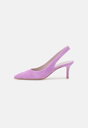 Liliowy zamszowy but typu slingback na obcasie z szpiczastym noskiem i średniej wysokości szpilką, przedstawiony z profilu na jasnym, jednolitym tle.