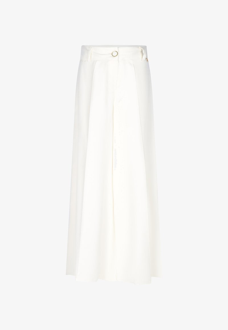 Pantaloni bianchi a gamba larga con una trama liscia, dotati di una parte anteriore plissettata, una chiusura a singolo bottone rotondo e una silhouette rilassata.