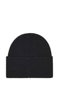 Zwarte gebreide beanie met een geribbelde textuur, voorzien van een omgeslagen rand en een naadloze top. Het materiaal lijkt zacht en warm.