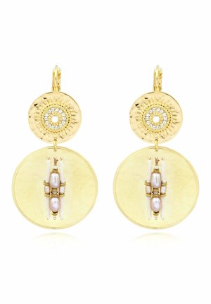 Boucles d'oreilles pendantes ton or avec dessus circulaires texturés ornés de cristaux clairs et grands disques ronds lisses avec accents de perles et de perles.