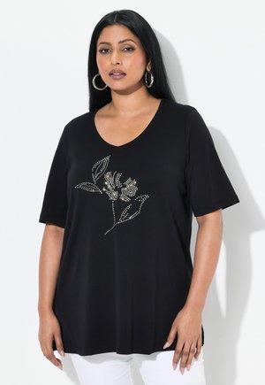 T-shirt nera a V con maniche corte, caratterizzata da un design floreale realizzato con strass. Tessuto morbido, vestibilità comoda e orlo curvato.