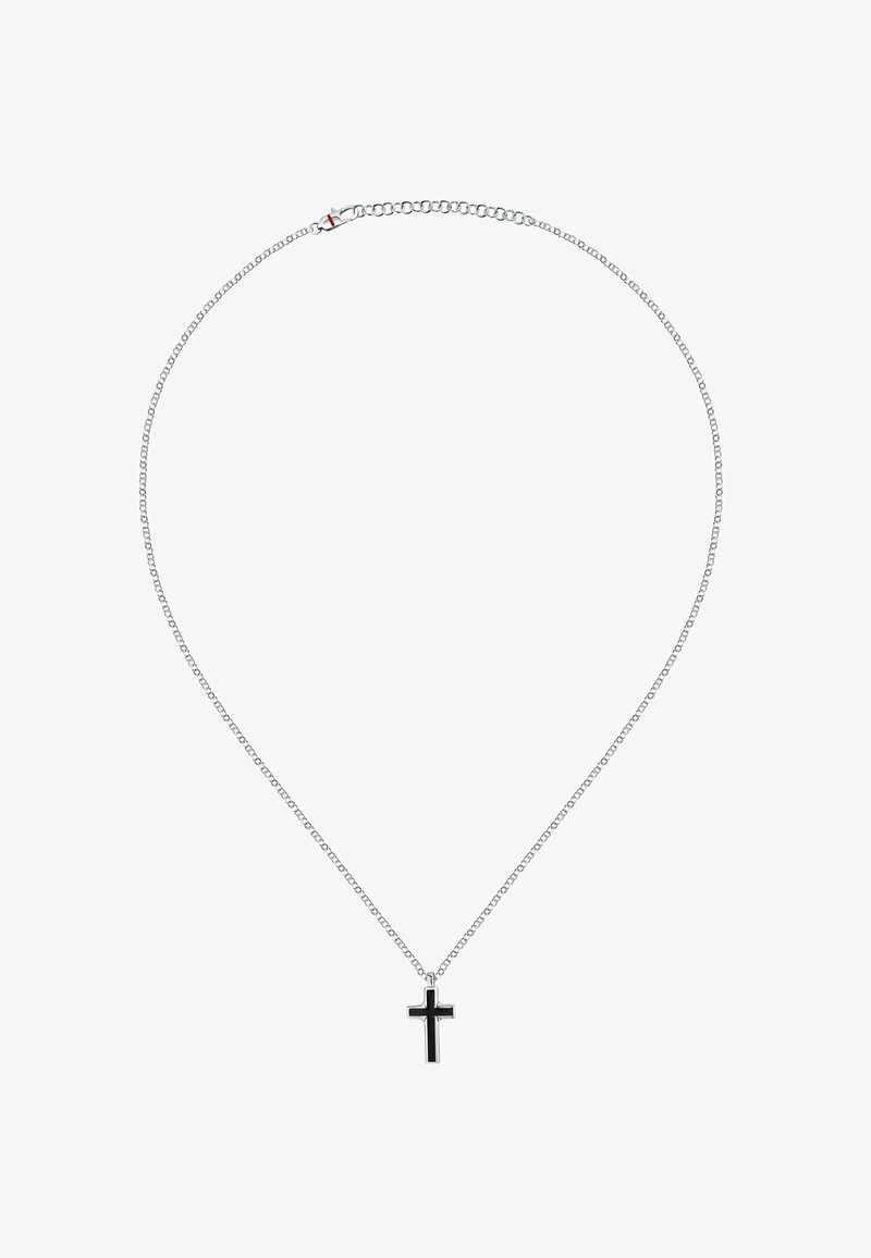 Collana in argento con pendente a croce in smalto nero. La catena presenta piccole maglie rotonde; la croce ha un design elegante e moderno.