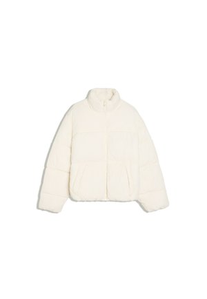 Weiß gepolsterte Winterjacke mit hohem Kragen, Frontreißverschluss und seitlichen Taschen auf einfachem Hintergrund.