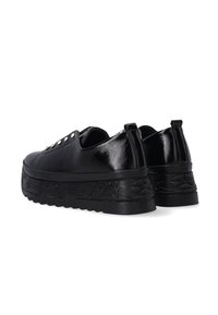 Schwarze Leder-Plateausneaker mit rundem Zehenbereich, dekorativen silbernen Nieten und strukturiertem schwarzem Außensohle mit eingembossiertem Design.