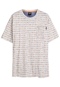 Korte mouw shirt in lichtgrijs met een volledig geometrisch patroon in oranje en marineblauw. Met een borstzak en een ronde hals.