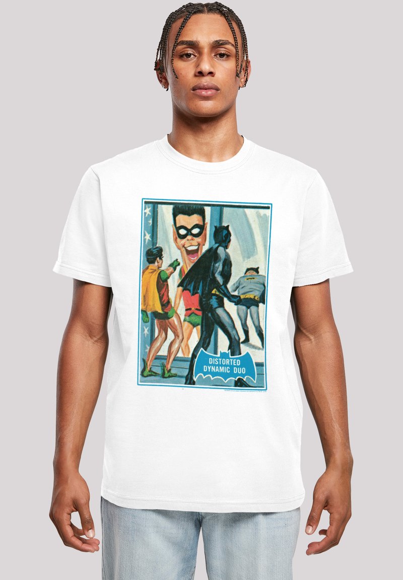 Hvid bomulds t-shirt med et farverigt tegneserie-inspireret grafisk design, der viser to superhelte med overdrevne træk og teksten "Forvrængt Dynamisk Duo."