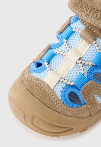 Παιδικό σανδάλι από μπλε δίχτυ και καφέ καστόρι, με ελαστικά κορδόνια, μαλακή σόλα και οπές αερισμού για καλύτερη αναπνοή.