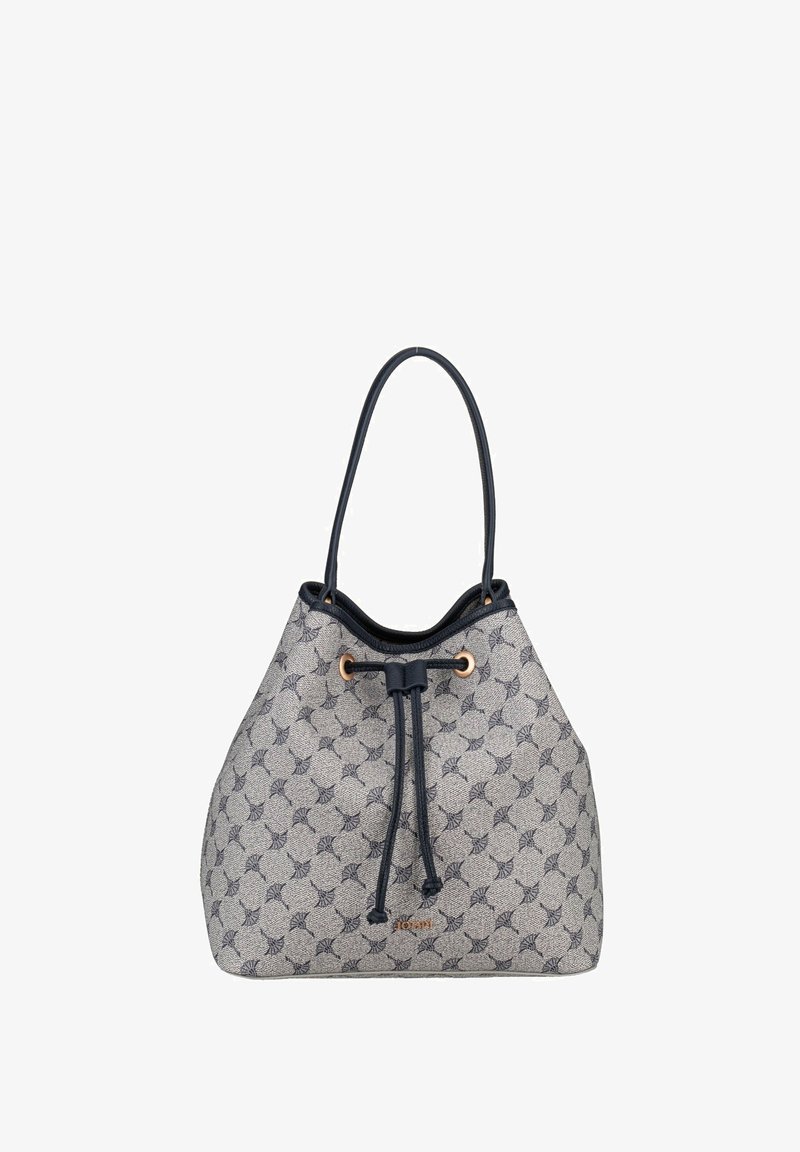 Bolso tote gris con cierre de cordón azul marino, un patrón circular repetido y una sola correa para el hombro.