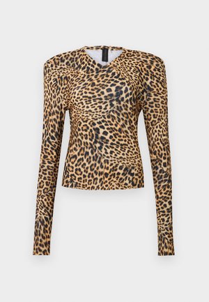 Langermet topp med leopardmønster, laget av glatt materiale, har V-hals og strukturerte skuldre, med en tettsittende silhuett og avrundet nederkant.