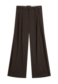 Pantalons larges marron en tissu léger, avec des plis à l'avant, deux poches latérales et une fermeture à bouton. 