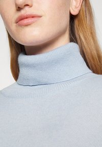 pure cashmere TURTLENECK - Camisola - baby blue