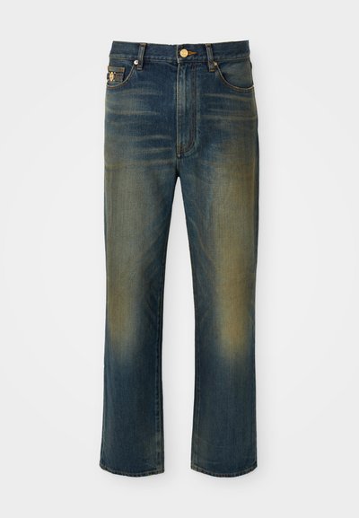 Blugi din denim albastru cu un design drept și pantaloni largi. Prezintă zoneestompate și o închidere cu nasture. Include buzunare frontale și detalii cu logo.