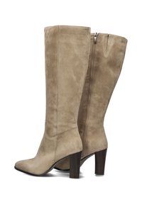 Beige suède kniehoge laarzen met een puntige neus en een 4-inch gestapelde hak; voorzien van een rits aan de binnenkant voor gemakkelijk aan- en uittrekken.